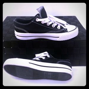 AIRWALKS Black and White Low Tops Classics